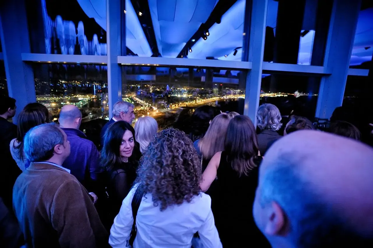 Lanzamiento BMW Serie 3 — atmósfera Hotel W Barcelona con helicóptero al fondo