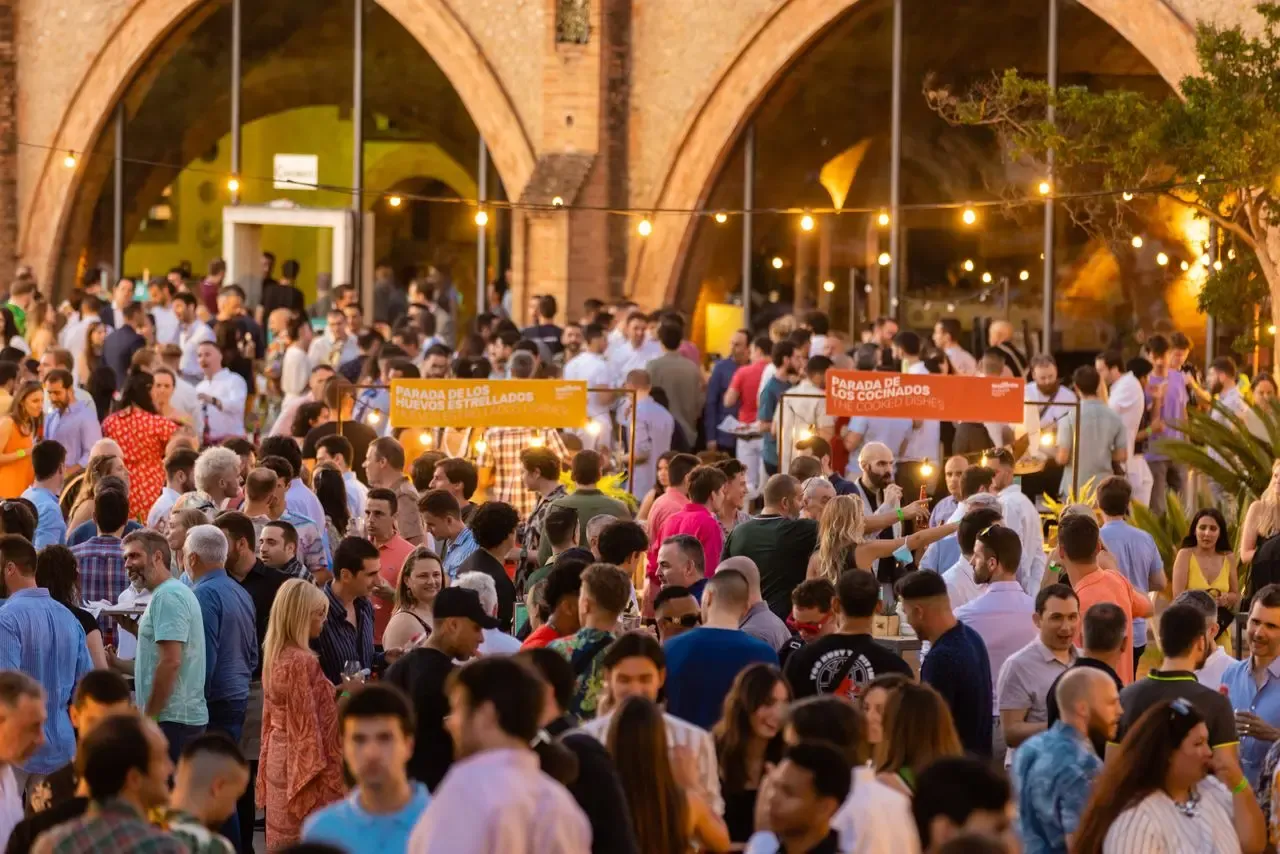 Festival corporativo Wallbox Attacks Summer 2022 al atardecer en Sant Pau