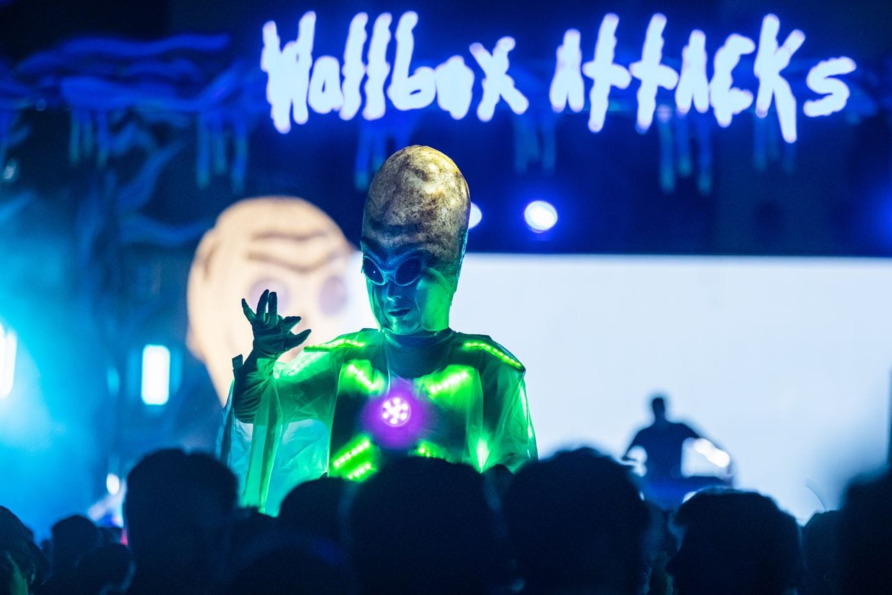 Wallbox Attacks Summer 2022 — performance bajo arcadas modernistas